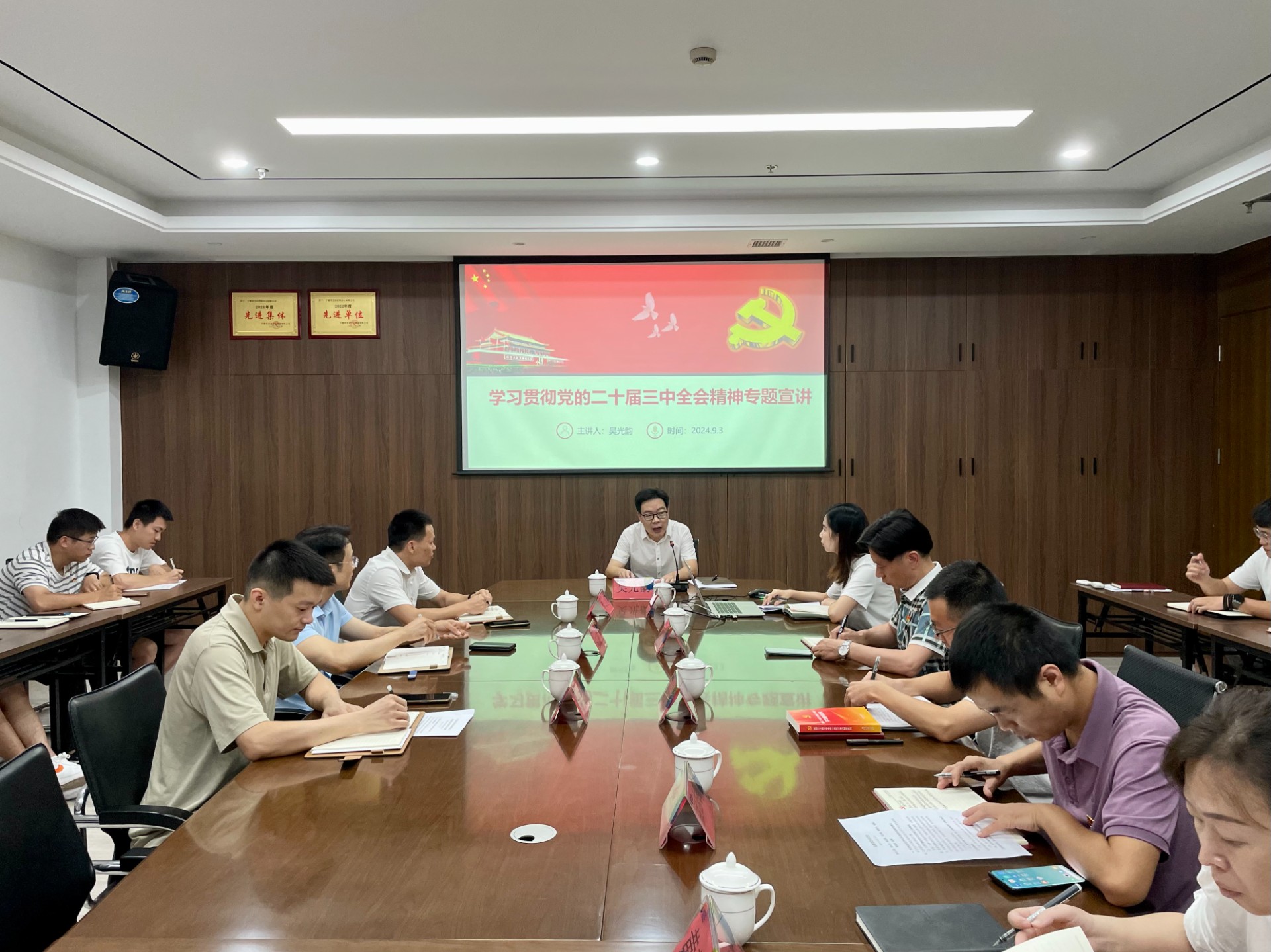 市交投集團(tuán)領(lǐng)導(dǎo)深入市交投物流集團(tuán)市交投勘察設(shè)計(jì)公司開(kāi)展聯(lián)系點(diǎn)工作，葉嵐清拍攝1.jpg