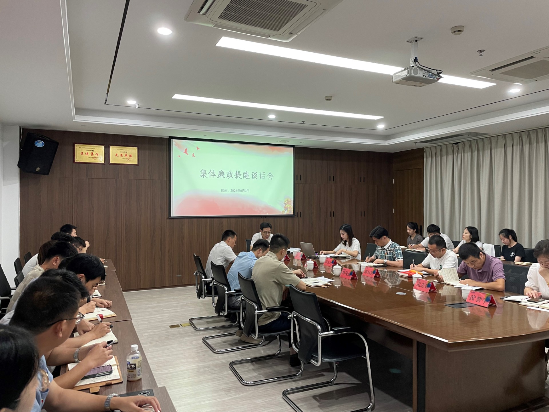 市交投集團(tuán)領(lǐng)導(dǎo)深入市交投物流集團(tuán)市交投勘察設(shè)計(jì)公司開(kāi)展聯(lián)系點(diǎn)工作，葉嵐清拍攝2.jpg